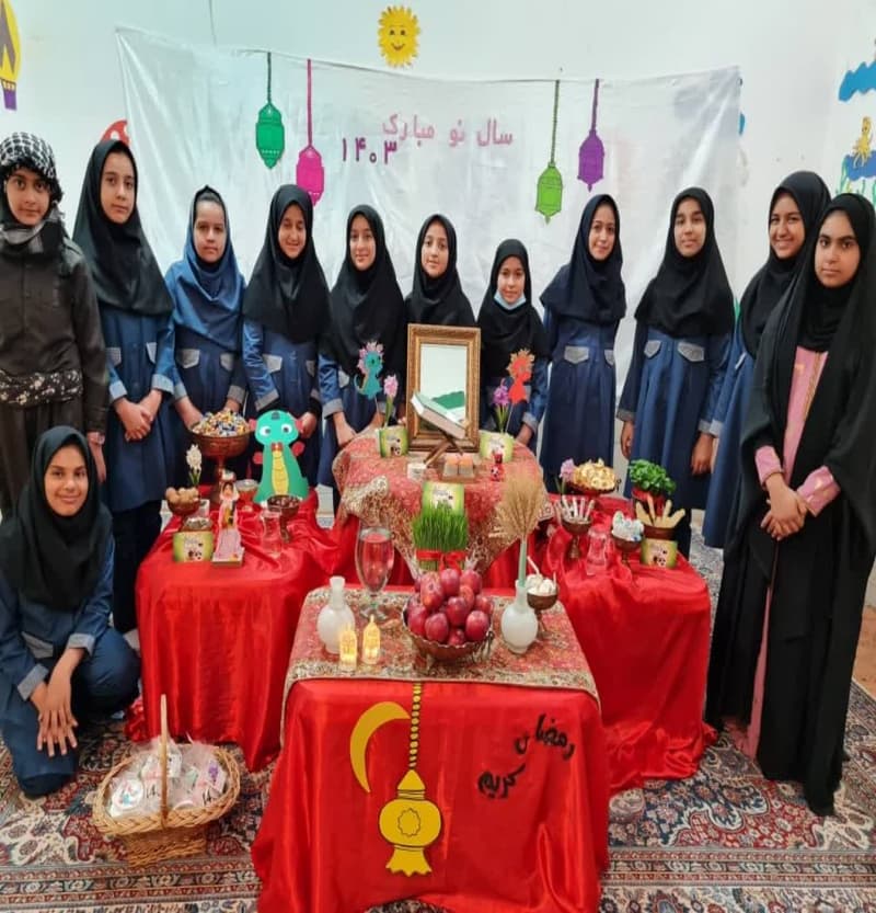 عکس یادگاری سفره ی هفت سین کلاس ششم خانم یونس زاده